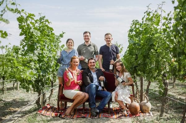 Chateau Mukhrani Team im Weingarten