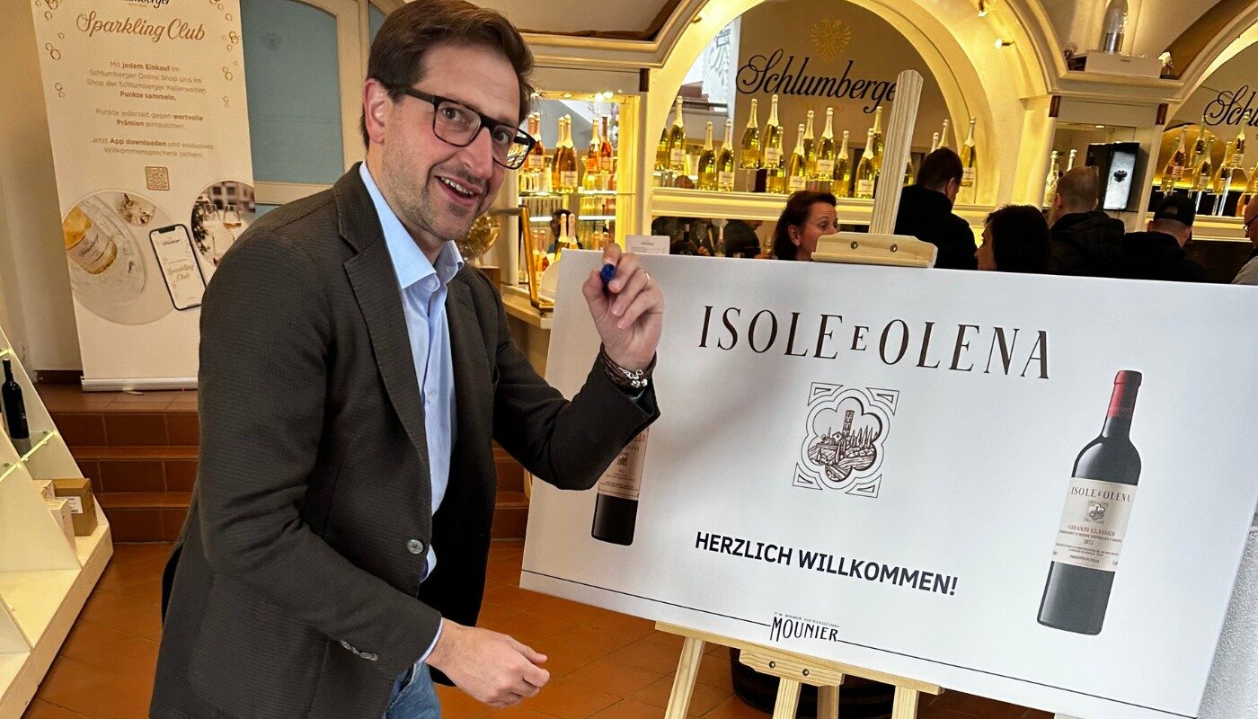 Emanuele Reolon beim Unterschreiben der Willkommensleinwand in den Schlumberger Kellerwelten