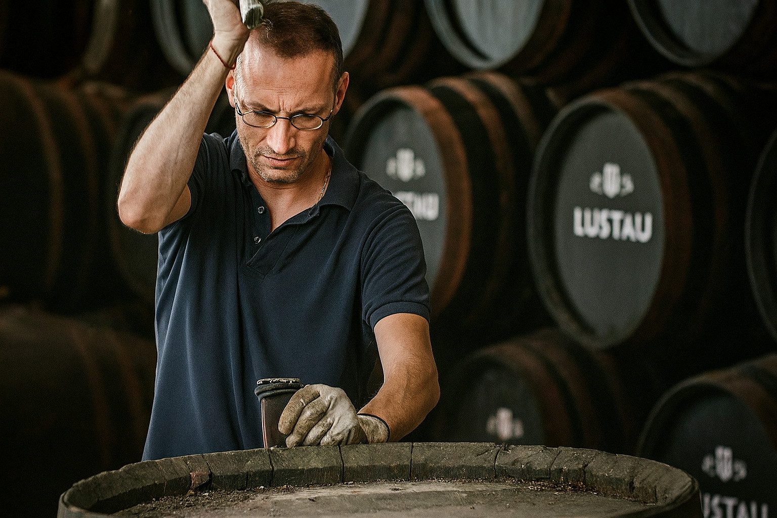 Mitarbeiter im Fasskeller von Lustau