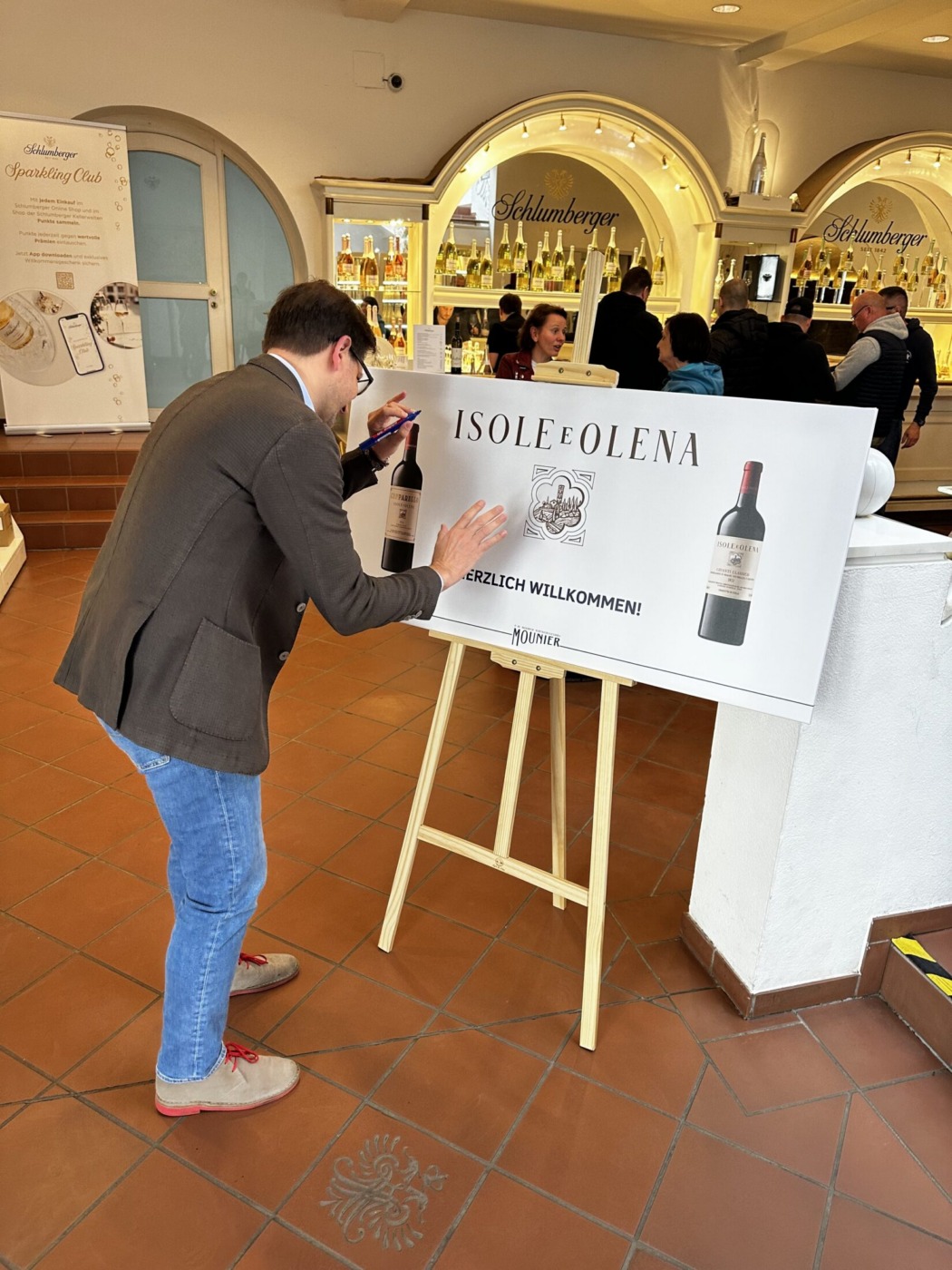 Emanuele Reolon beim signieren der Willkommenstafel